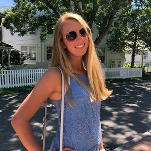 Meet your Posher, Caitlin
